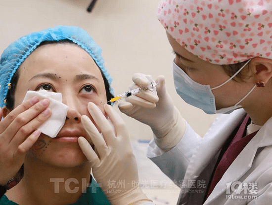 谁说40岁的女人豆腐渣？她40岁+ 却美成了20 岁！