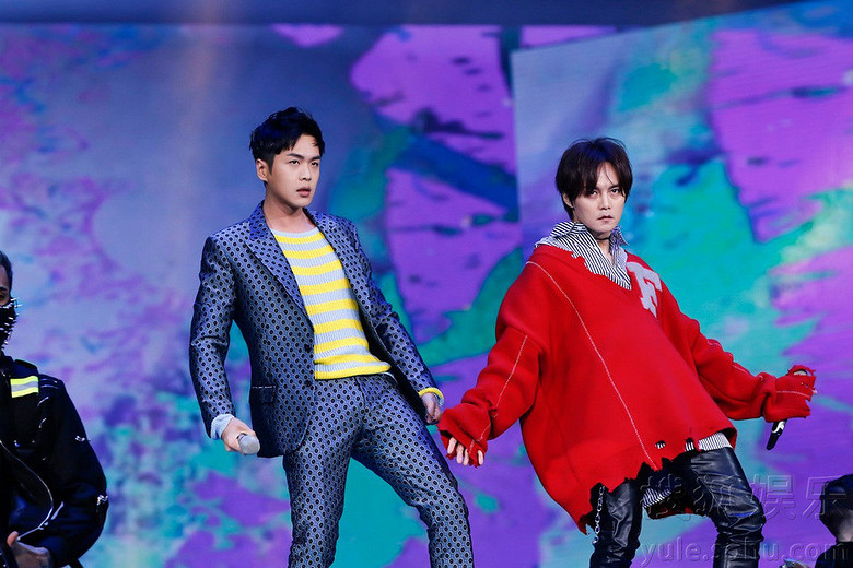 湖南跨年TFBOYS献唱新歌 李易峰何炅重返校