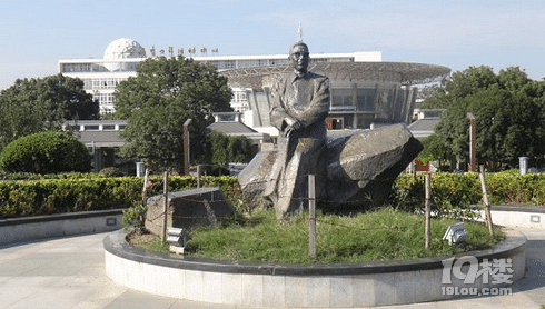 潘天寿广场旅游攻略 文化体育休闲场所