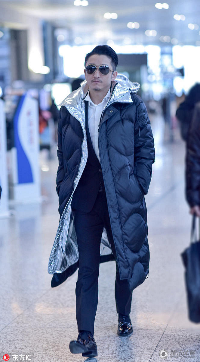高清:邹市明戴墨镜现身机场 西装革履变绅士