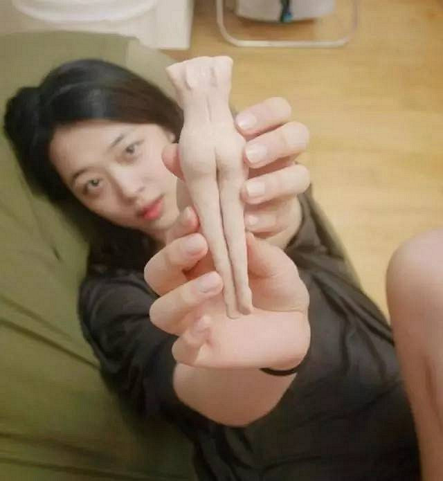 开八| 清纯美少女变凸点床照女,还放性暗示自拍,雪莉是放飞