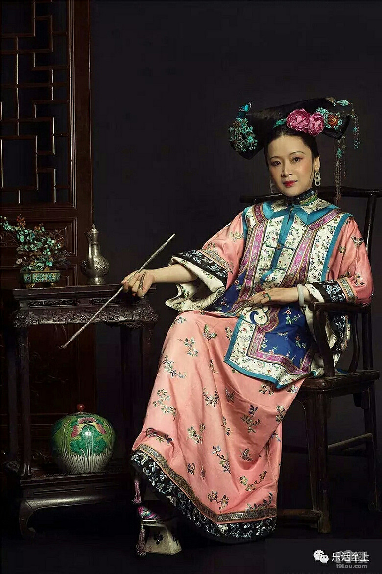 95后帅哥给外婆拍了组美炸的清宫照刘嘉玲