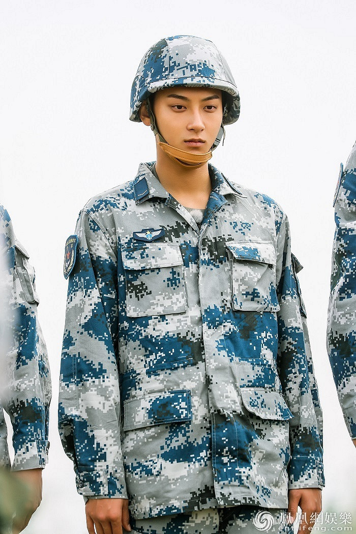 亮相芒果春晚 搭档神秘嘉宾唱《我是大主宰》