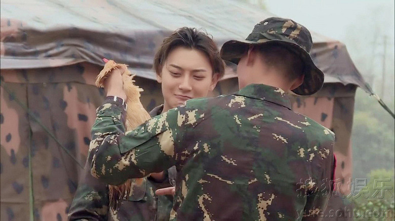 不敢直视!黄子韬吃生牛肉手撕活鸡惊呆网友-八