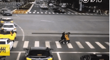 瞬间被撞飞】1月15日,江苏苏州星海街苏绣路口发生一起交通事故,3名