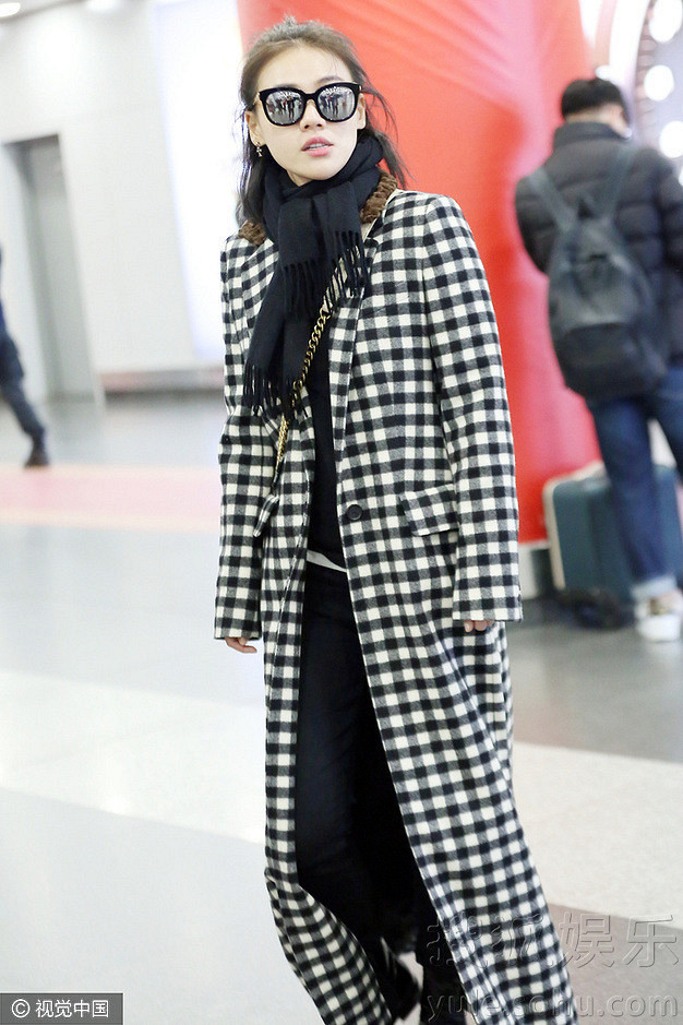 气场2米8!马思纯长款格子大衣走路生风-八卦绯