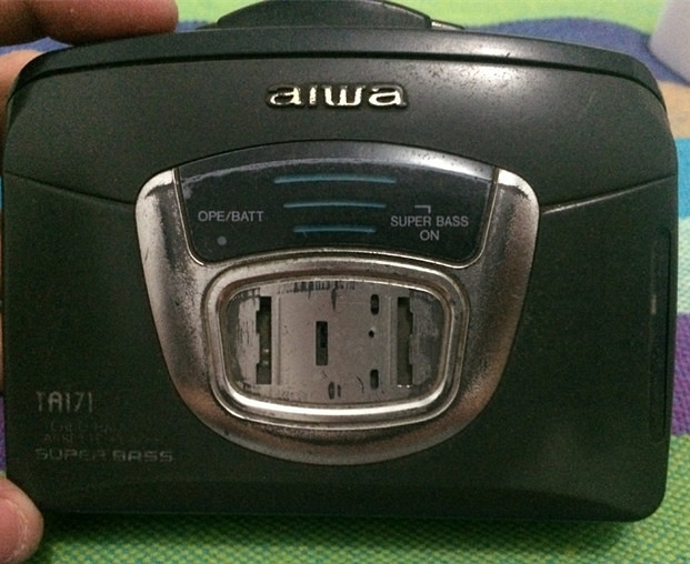 前面是重低音的开关,可以听磁带和广播,后来买上索尼单放以后就