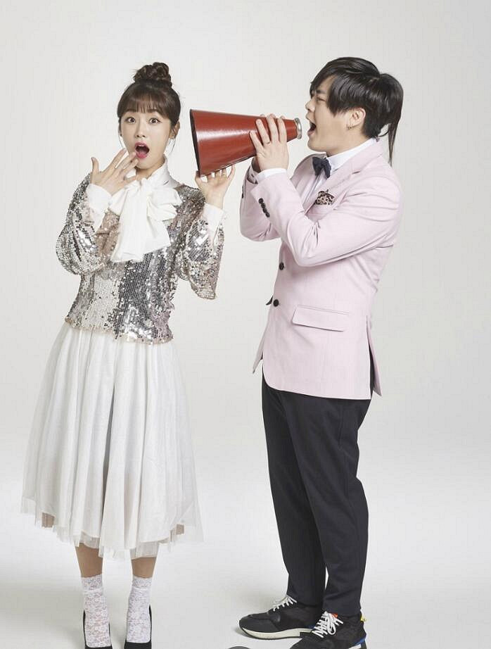 文熙俊与小13岁娇妻首合体 穿韩服甜蜜