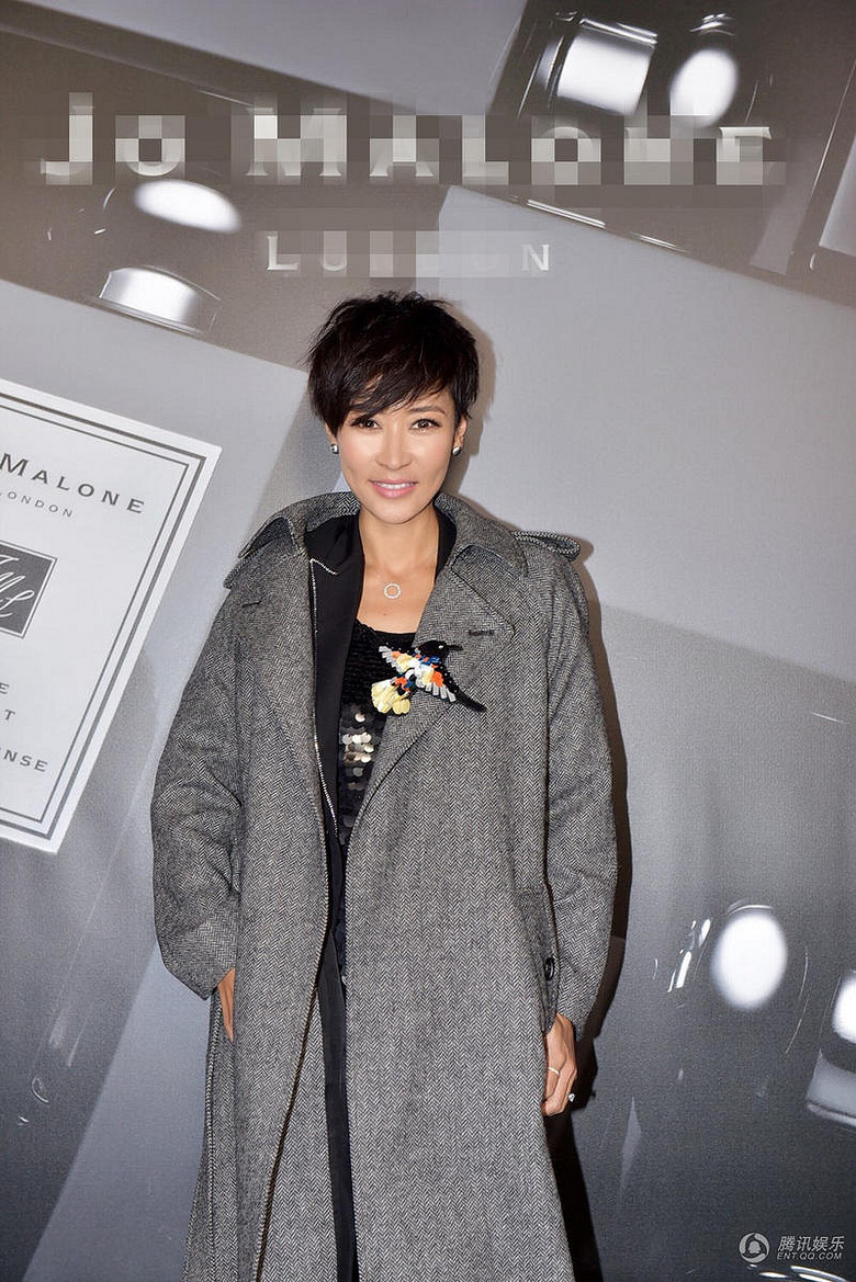 梁静现身活动现场 英伦风尽显婉约知性魅力