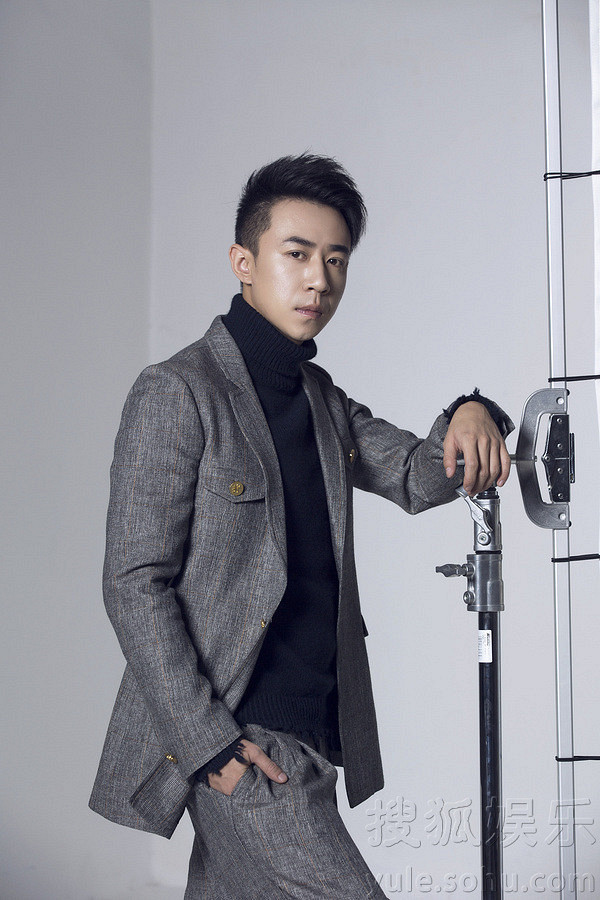 张维伊最新写真曝光 尽显轻熟男人味