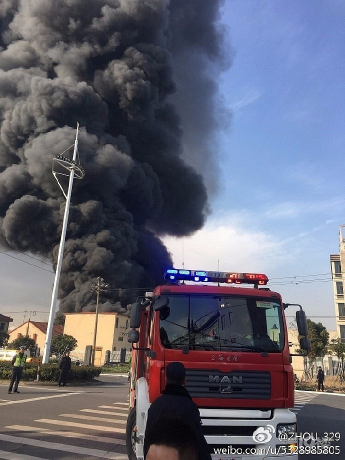 嘉兴一工厂浓烟冲天 出动了好几个区的消防车