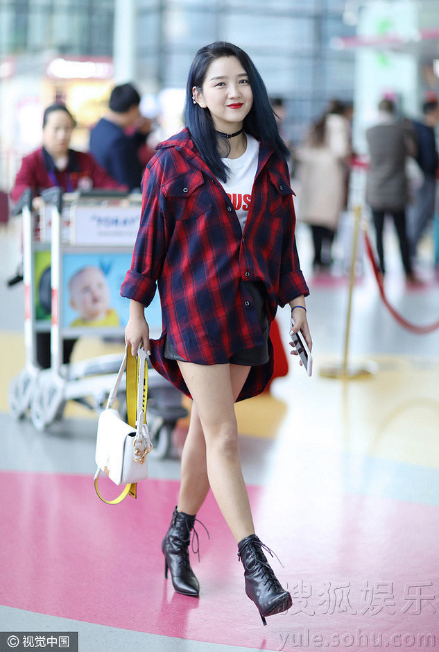 何洁穿格子衫配皮裤大秀美腿