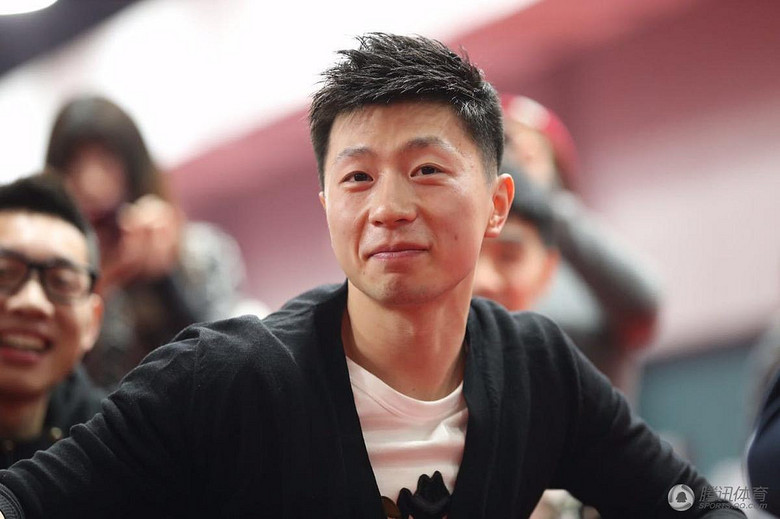 组图:国乒春晚龙队帅气耀眼 张继科耍帅失败-八