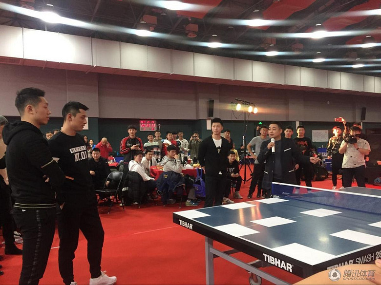 组图:国乒春晚龙队帅气耀眼 张继科耍帅失败-八