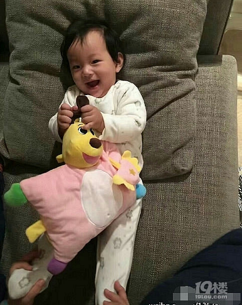 大S儿子8个月了!第一次过年乐开怀?1