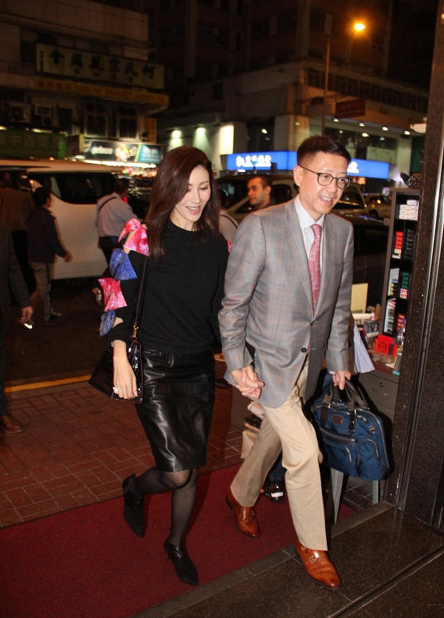 李嘉欣许晋亨牵手现身 初二陪公婆吃饭