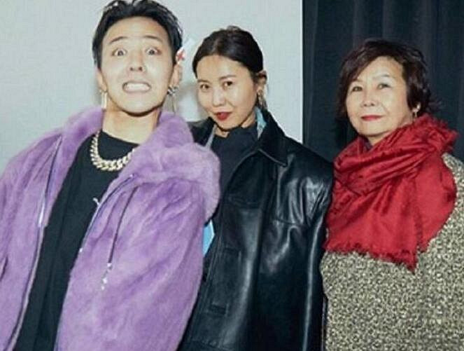 全家都时尚!权志龙巴黎开展合影姐姐-八卦绯闻