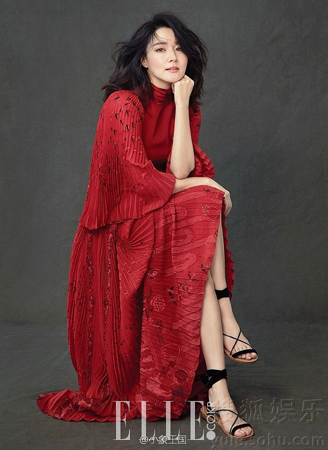 46岁李英爱薄纱透视秀美腿 白裙飘飘仙气足