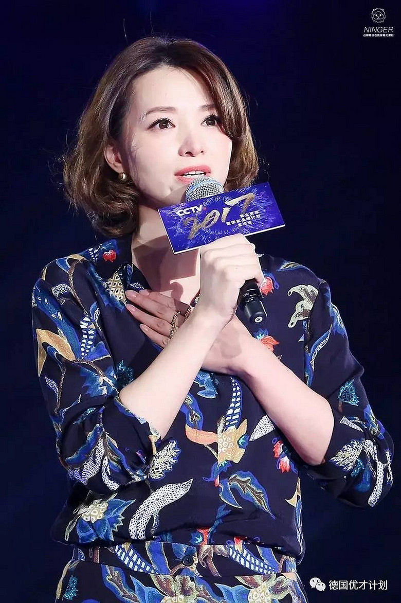 董卿凭一支口红上了热搜!央视当红花旦竟有这样一位老爸,背后故