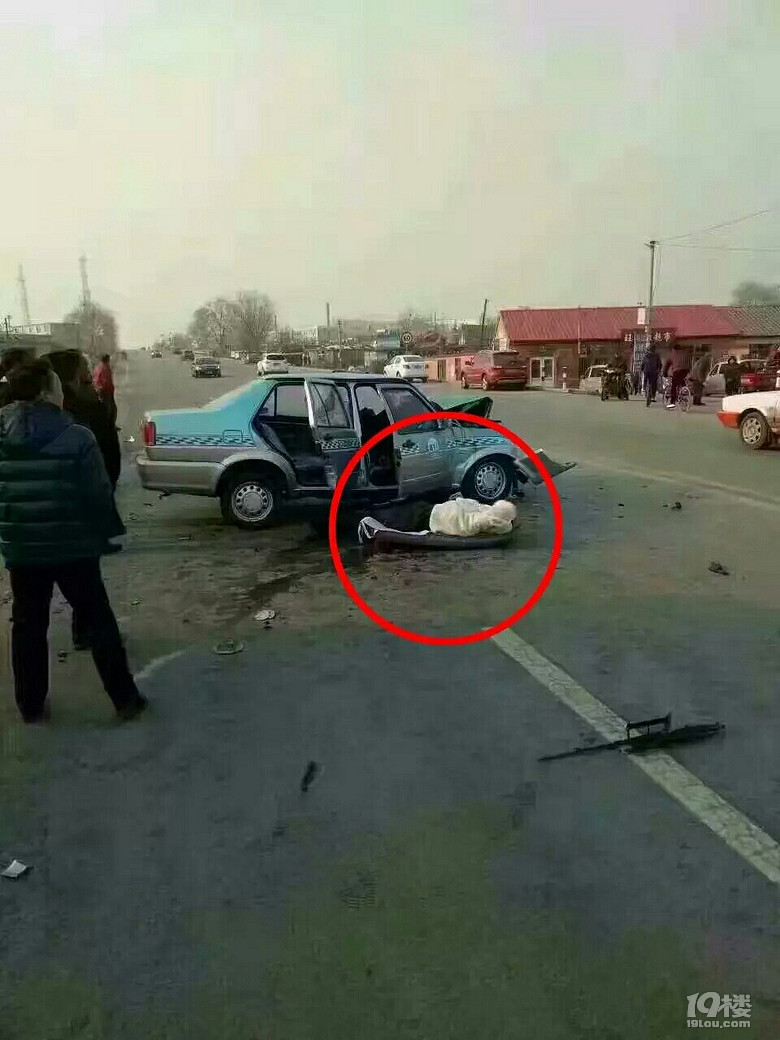 一尸两命!为躲摩托车,出租与私家车迎头相