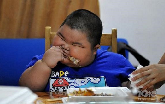 中国最胖儿童 胖到眼睛睁不开-XOXO谈-孩爸孩