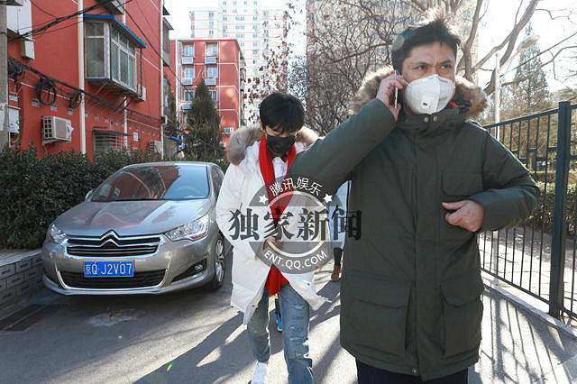 王俊凯现身北电参加艺考 遭媒体粉丝围堵-八卦