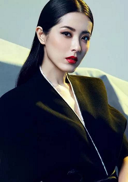 她是章子怡的同窗,虽然名气不大,但人生中却没有一个丑字
