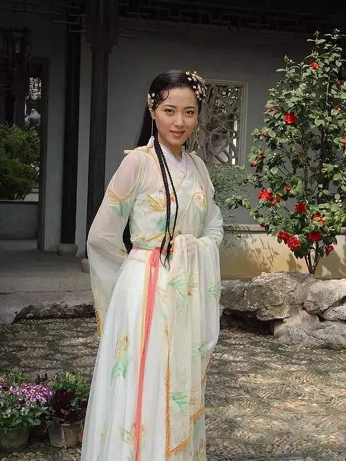 她是章子怡的同窗,虽然名气不大,但人生中却没有一个丑字