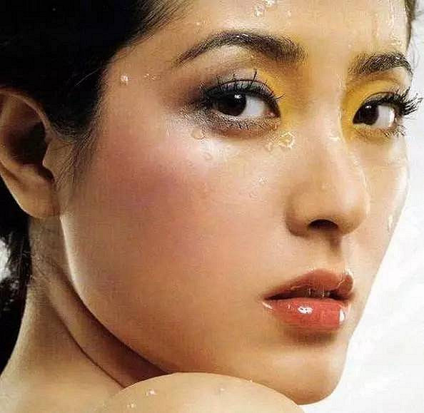 她是章子怡的同窗,虽然名气不大,但人生中却没有一个丑字