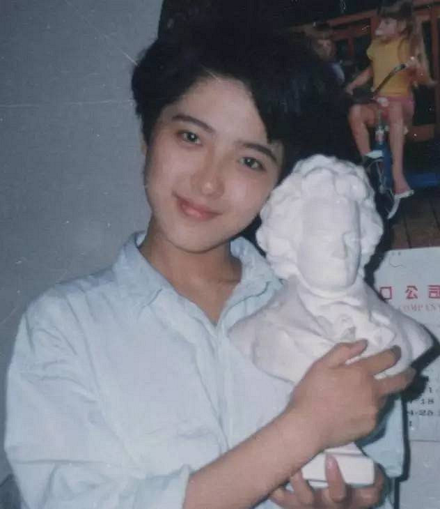 她是章子怡的同窗,虽然名气不大,但人生中却没有一个丑字