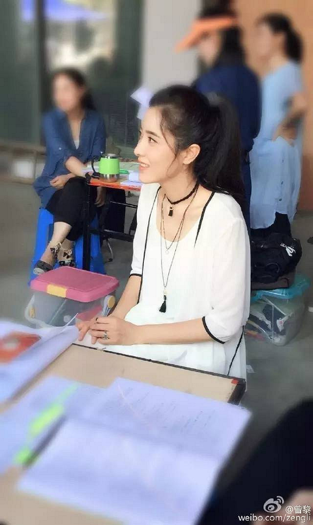 她是章子怡的同窗,虽然名气不大,但人生中却没有一个丑字