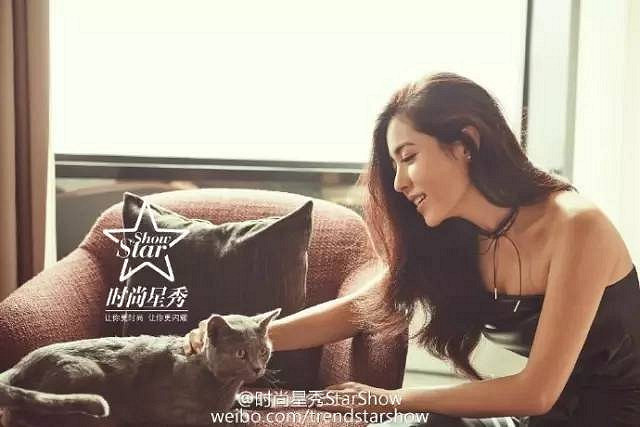她是章子怡的同窗,虽然名气不大,但人生中却没有一个丑字