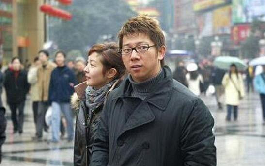 曝胡海泉朋友圈 他不但没离婚还全家移民新加坡