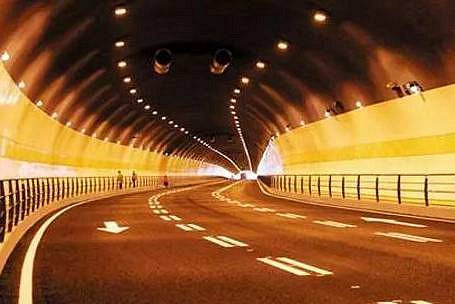 13年驾龄老司机看了眼窗外,突然腿脚发软、手