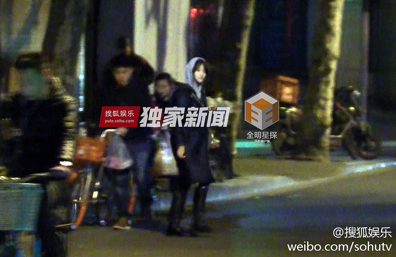 爽妹子也抽烟?郑爽被曝街头散步烟不离手