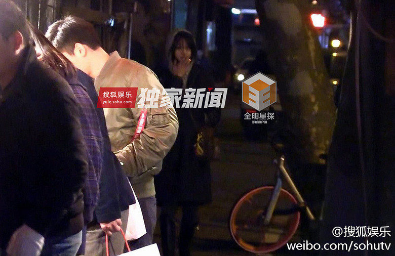 爽妹子也抽烟?郑爽被曝街头散步烟不离手