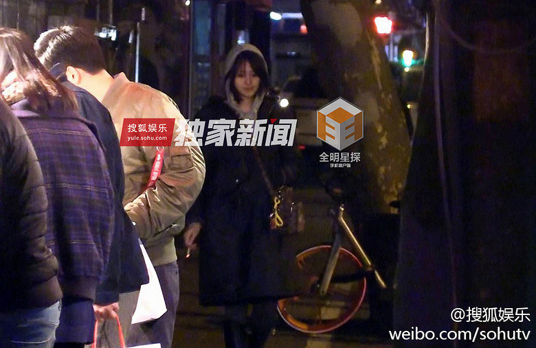 爽妹子也抽烟?郑爽被曝街头散步烟不离手