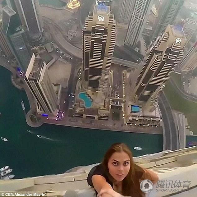 高清:要美不要命!美女模特300米高楼玩悬挂-八