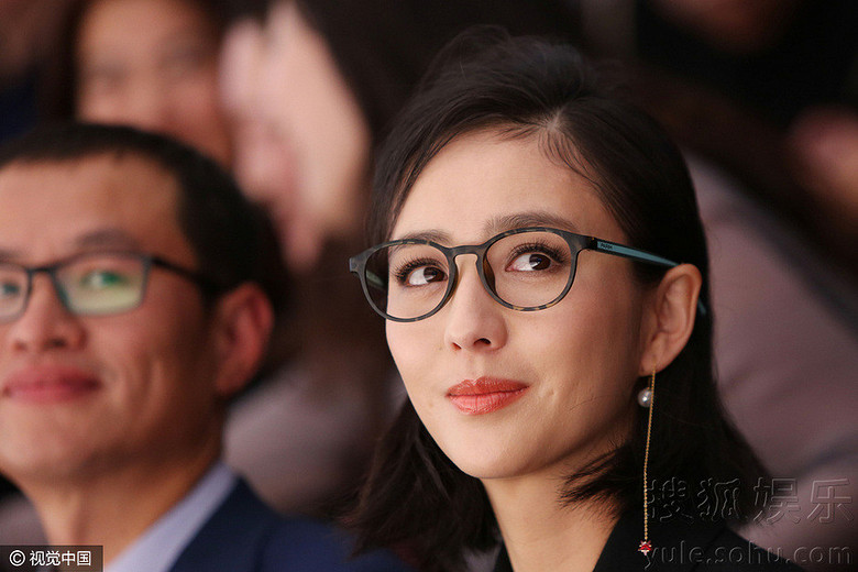 满血复活!佟丽娅戴眼镜知性亮相 短发美腿抢镜