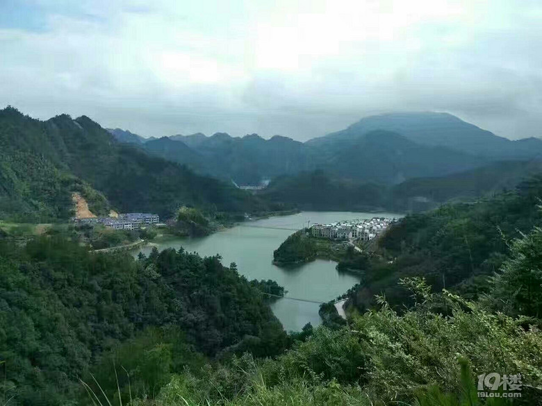 静谧的世外桃源，青山绿水的休闲之地！抛一