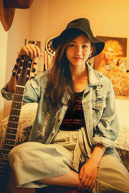 丁子玲怀抱吉他展歌喉 网友:耳朵怀孕了