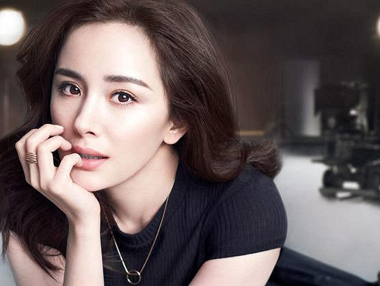 杨幂拿下雅诗兰黛代言 成功逃离淘宝带货女王