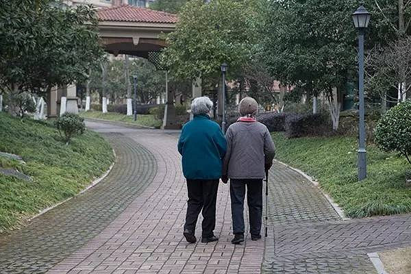 深8度 | 父母背着三个儿子看好了墓地,还挑了最便宜的那种