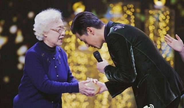 中国电视剧品质盛典 赵丽颖皮皮虾夜华大神抢