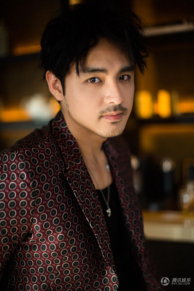 明道性感胡渣造型亮相盛典 新作将映受期待