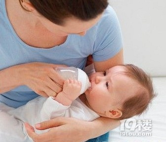 喂奶粉的宝宝怎么喂水？喂奶粉的宝宝为什么要喂水？