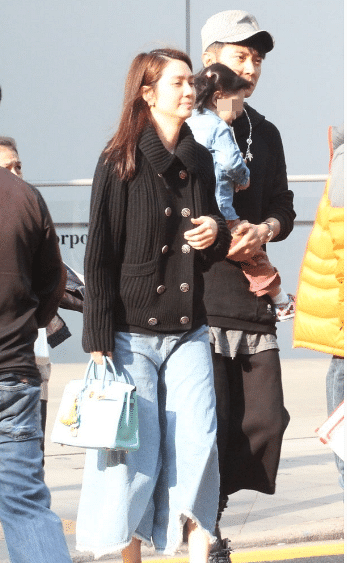 组图:洪欣素颜逛街 张丹峰抱女儿相伴-八卦绯闻