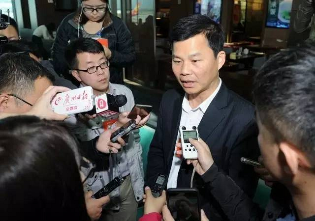 人大代表的机场style这么酷!在记者的包围下,