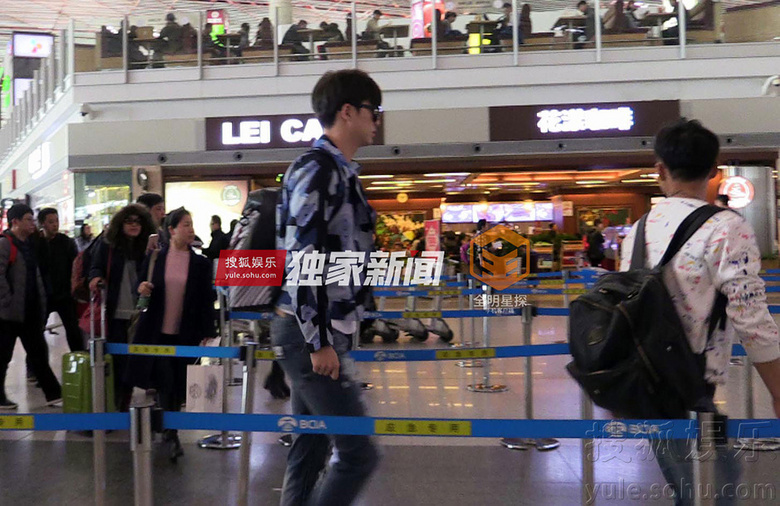 独家:看前面的帅哥清爽帅气 董力离京粉丝送机