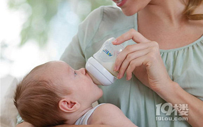 初生婴儿用什么奶粉好?常见的四种类型的奶粉